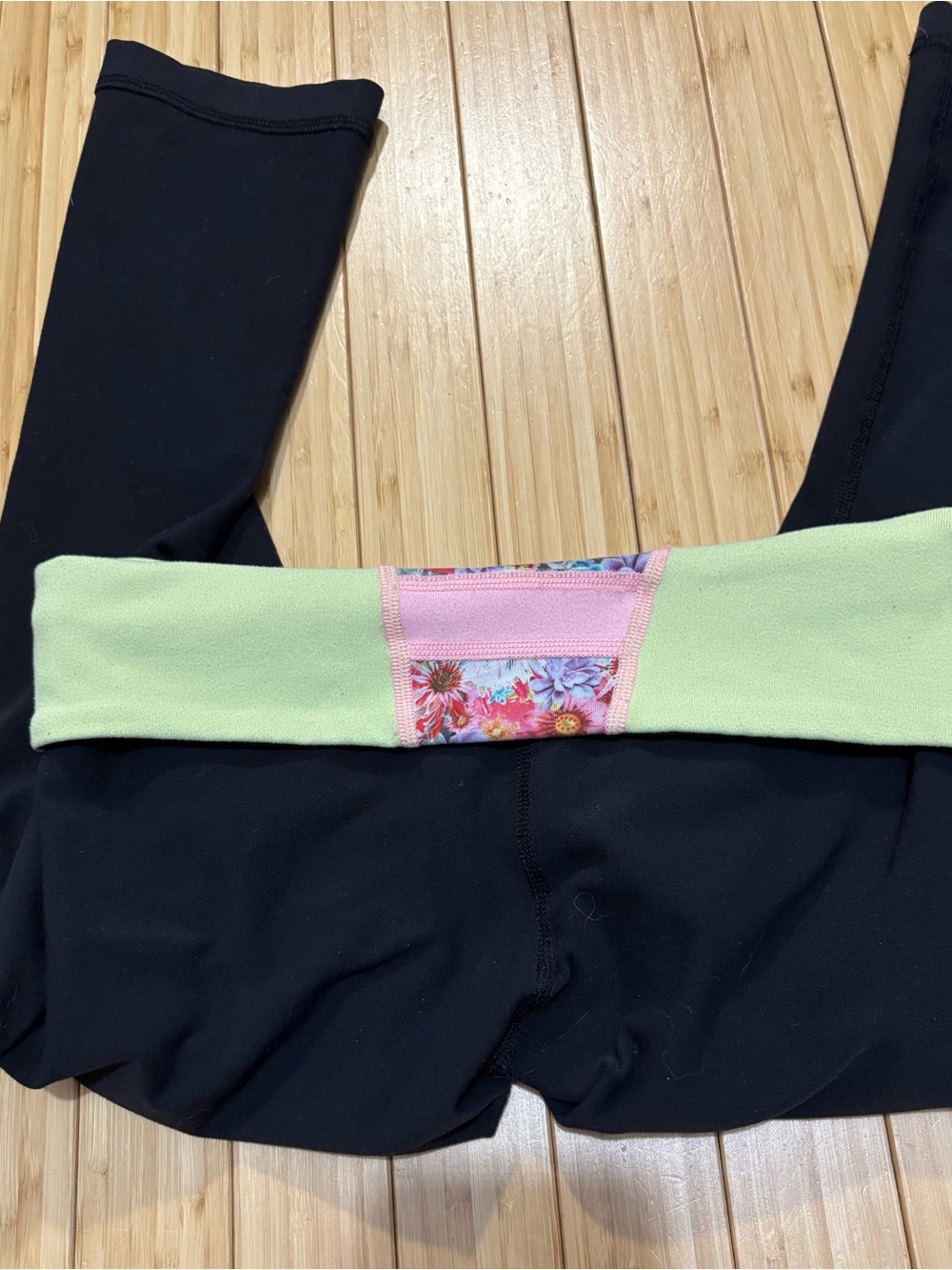 Lululemon Reversible Wunder Under Crop leggings. Size 4. - Picture 4 of 13